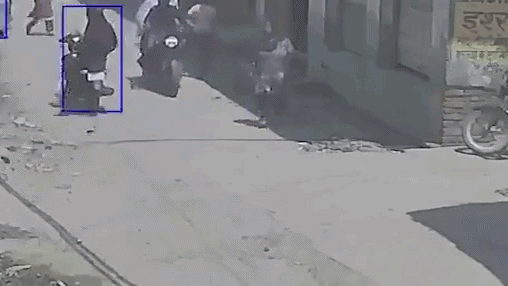 बेटी के साथ जा रही थी काम पर, CCTV में कैद हुई फुटेज
