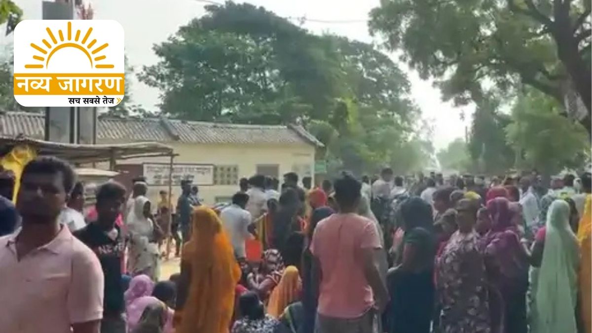 सड़क जाम कर ग्रामीणों ने जताया आक्रोश, प्रशासन के आश्वासन के बाद भी प्रदर्शन जारी