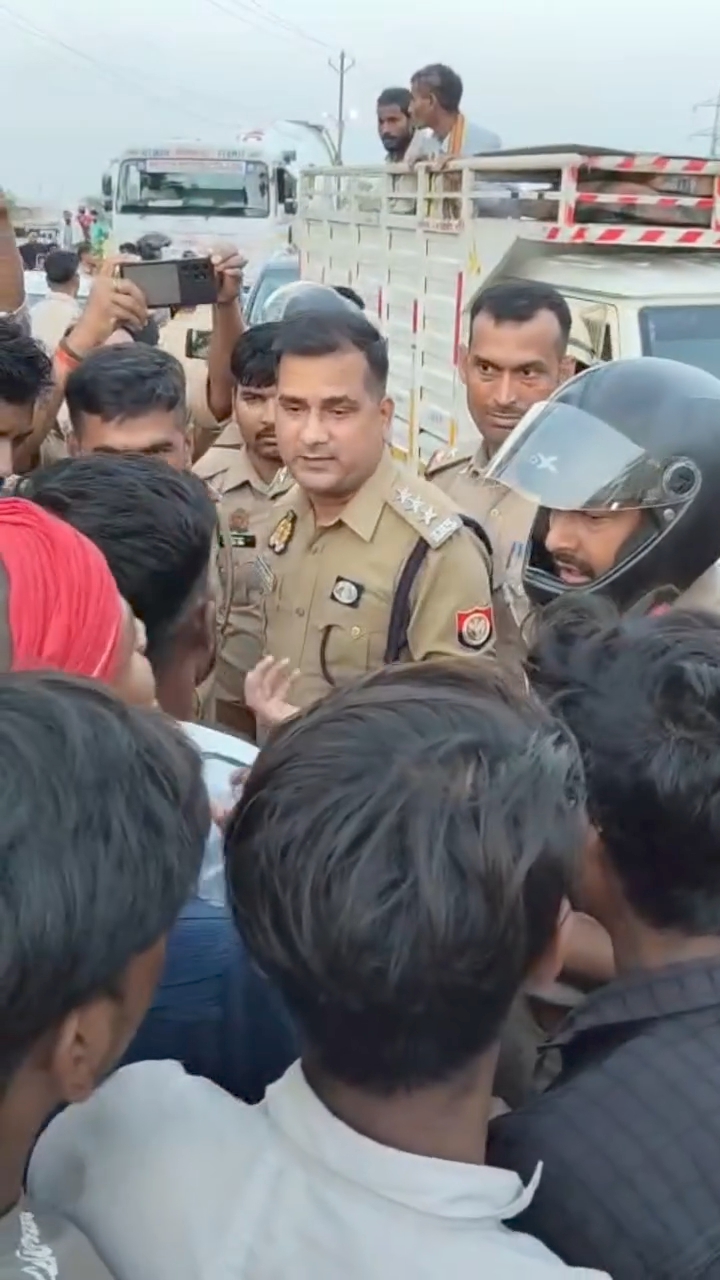 हादसे में दो युवकों की दर्दनाक मौत, परिजनों ने सड़क पर शव रखकर प्रदर्शन किया