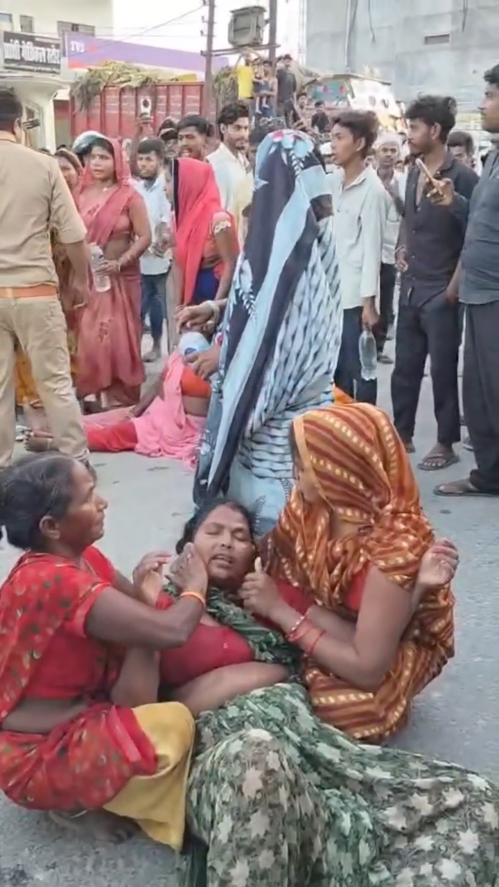 हादसे में दो युवकों की दर्दनाक मौत, परिजनों ने सड़क पर शव रखकर प्रदर्शन किया