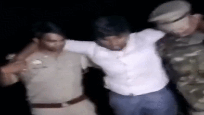 पैर में गोली लगने से घायल, बाइक और अवैध तमंचा बरामद
