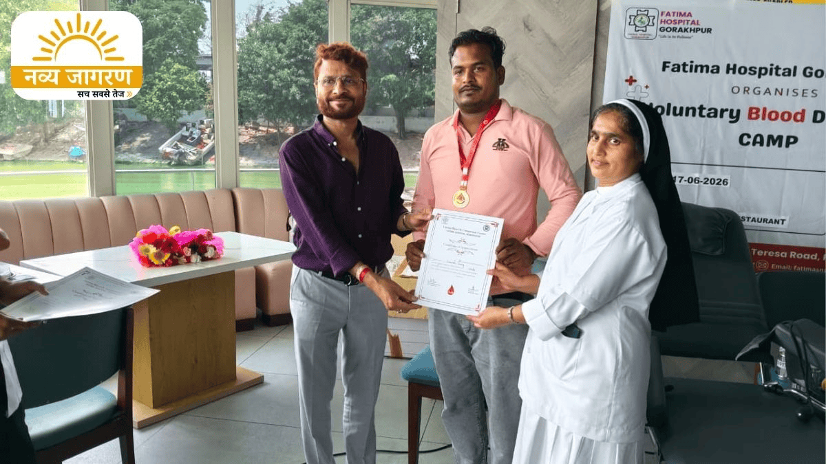 रक्तदाताओं को मेडल और सर्टिफिकेट देते फ्लोटिंग रेस्टोरेंट के ओनर आलोक अग्रवाल।