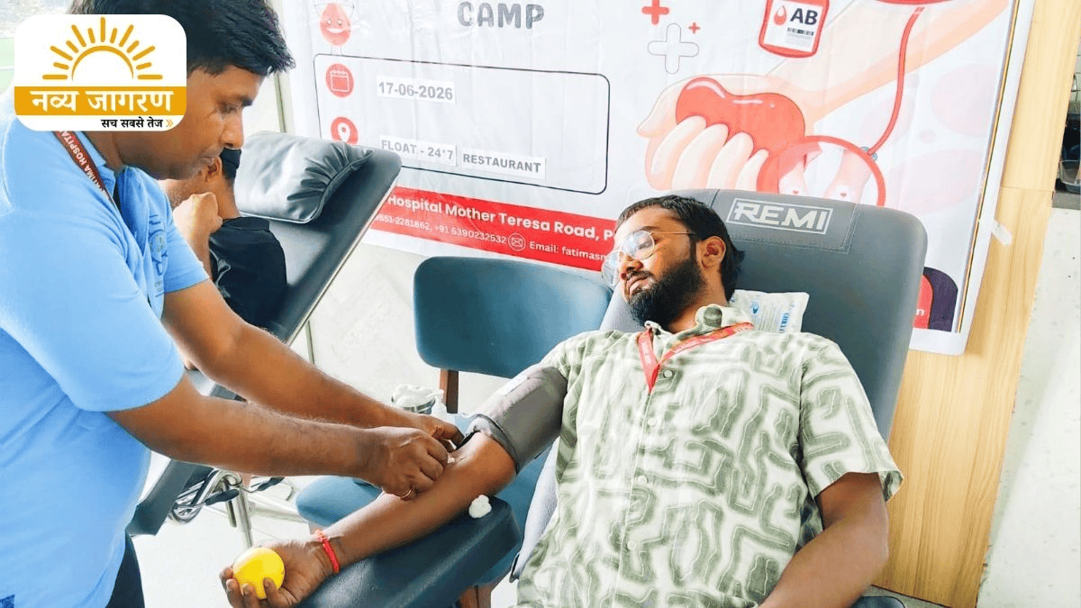 रक्तदान करते नव्य जागरण समाचार पत्र के कर्मचारी हर्ष जयसवाल।