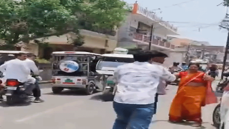 चेन की सीकड़ लेकर महिला के परिवार पर किया हमला, जमीन विवाद को लेकर बढ़ा तनाव