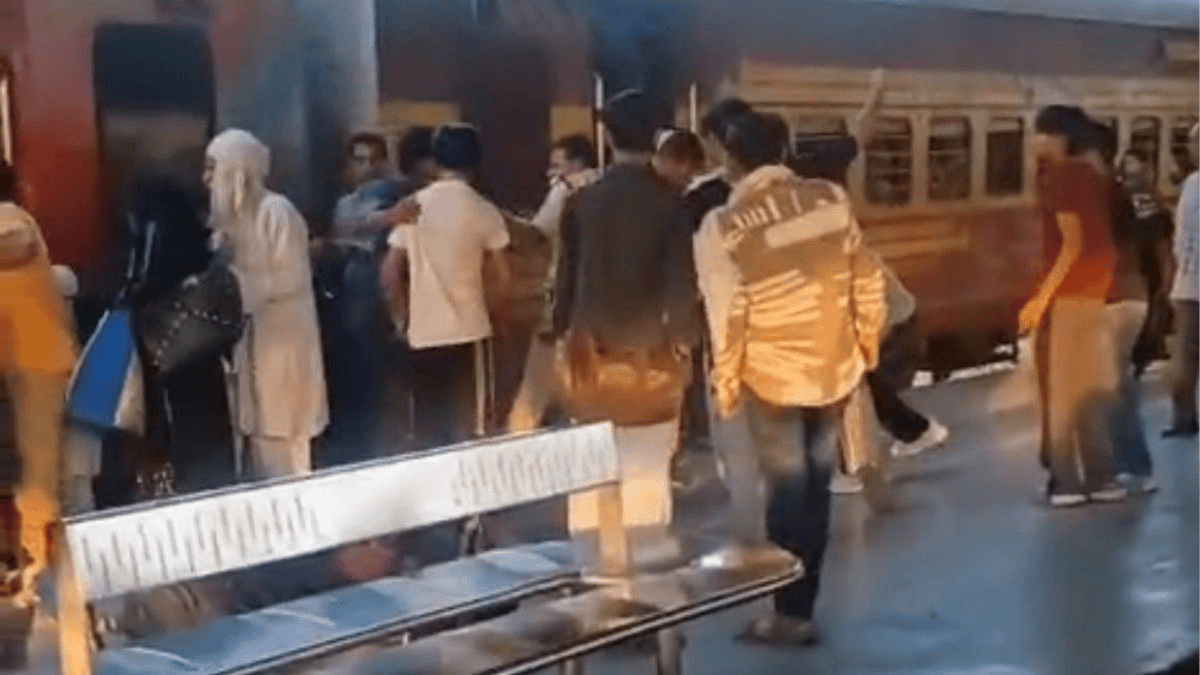 ट्रेन में चढ़ने के दौरान दबंगों ने की थी मारपीट, पुलिस ने दर्ज किया केस