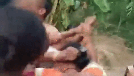 कहासुनी के बाद जमकर हुई मारपीट, महिलाओं को जमीन पर गिराकर पीटा