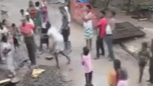 एक फीट जमीन के विवाद में कुदाल से किया वार, CCTV में कैद फुटेज