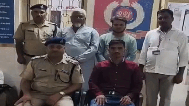 आधार और QR कोड में हेराफेरी, गोरखपुर-एलटीटी एक्सप्रेस में पकड़े गए छह यात्री