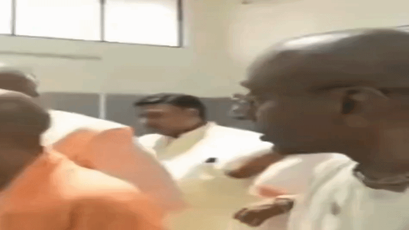 सीएम योगी ने अपने हाथों से परोसी खीर, एक लाख बच्चों के लिए तैयार होगा भोजन