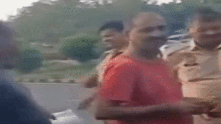 नेशनल हाईवे किनारे राहगीरों ने देखा शव, जांच में जुटी पुलिस