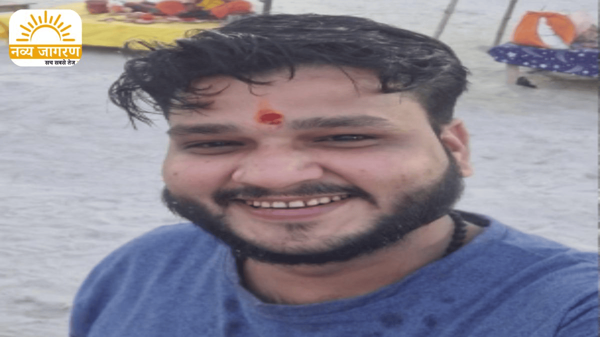 खड़ी पिकअप में घुसी कार, अयोध्या दर्शन कर लौट रहा था परिवार