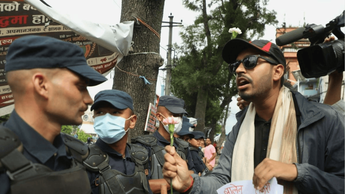 दो मौतों से भड़का गुस्सा, सड़कों पर उतरे प्रदर्शनकारी