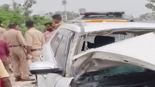 पुलिया की रेलिंग से टकराई तेज रफ्तार कार, दो की हालत गंभीर