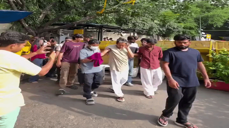 अस्पताल में भर्ती करने की मांग, जरूरत पड़ने पर फोर्स-फीडिंग की दी जाए अनुमति