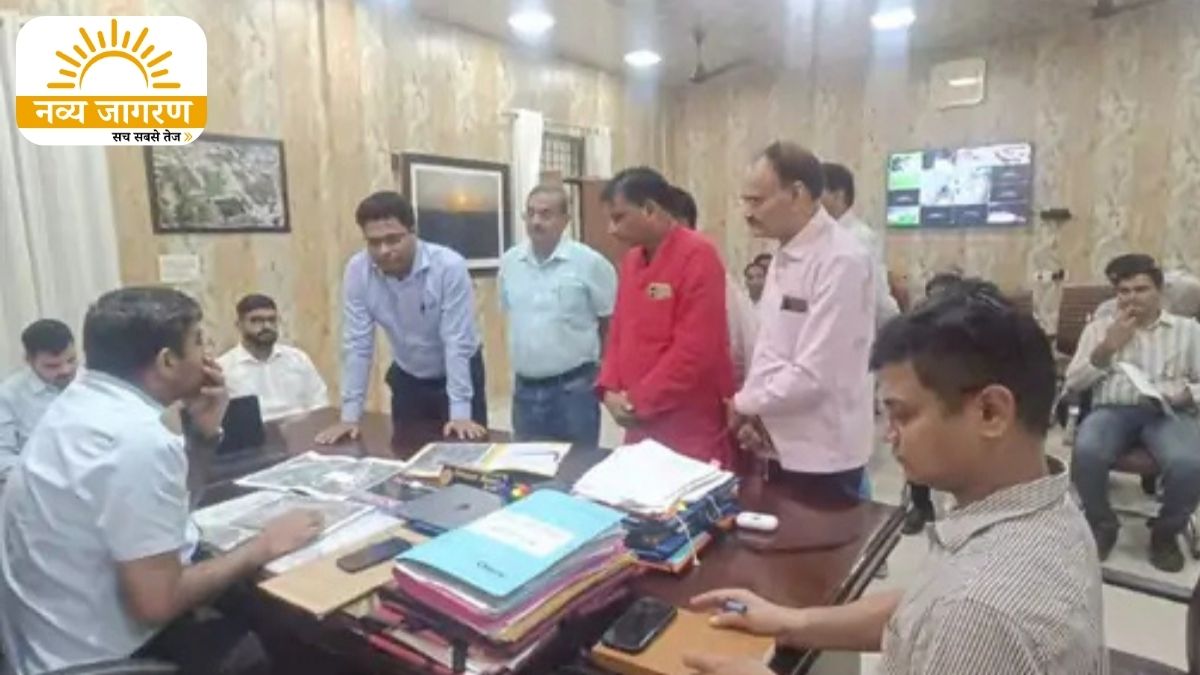बिजली टावर बने बाधा, कई मकान-दुकानों पर असर संभव