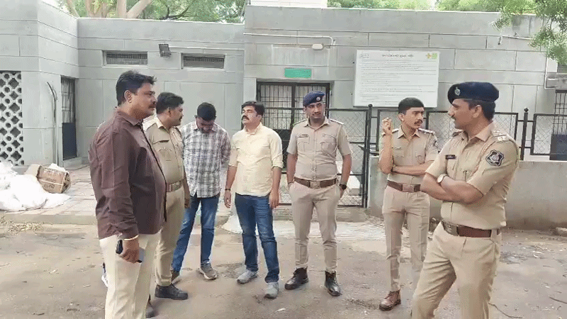 रेलवे ट्रैक पर मिली थी बच्ची की बॉडी, दो जवान घायल