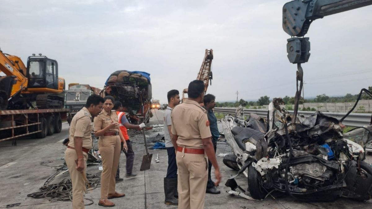 टक्कर के बाद दोनों वाहनों में लगी भीषण आग, 6 लोगों की मौत