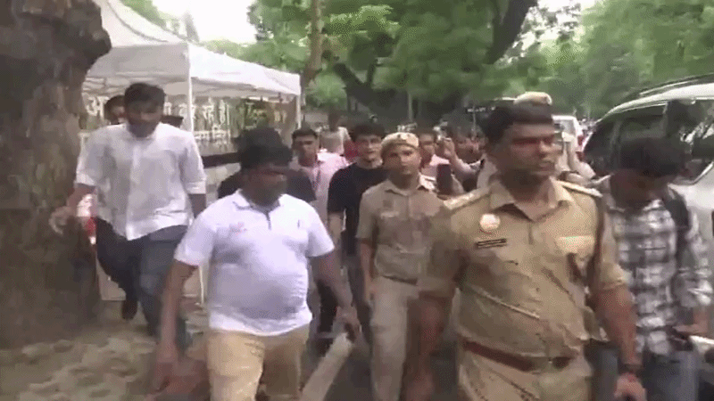 पुलिस ने भीड़ को रोका, लाठीचार्ज और आंसू गैस के गोले छोड़े