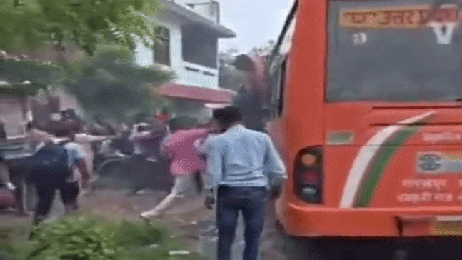 चालक की सूझबूझ से टला हादसा, दूसरे वाहनों से कुशीनगर रवाना हुए यात्री