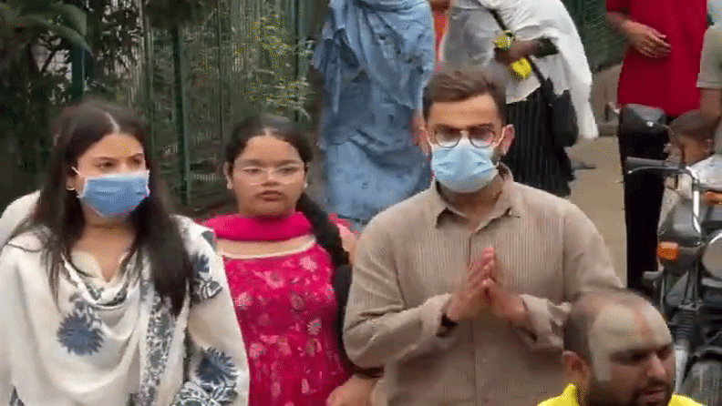 बारिश में नंगे पांव किए दर्शन, आशीर्वाद लेने गुरु आश्रम भी पहुंचे