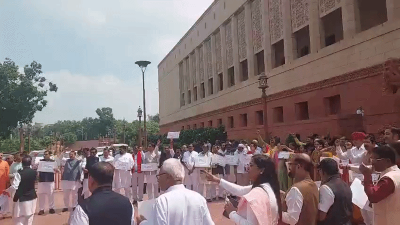 पेपर लीक पर हंगामा, राहुल के खिलाफ एनडीए सांसदों का प्रदर्शन