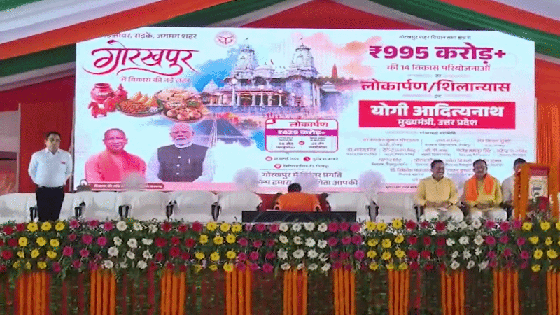 कार्यक्रम स्थल पर उमड़ी भीड़