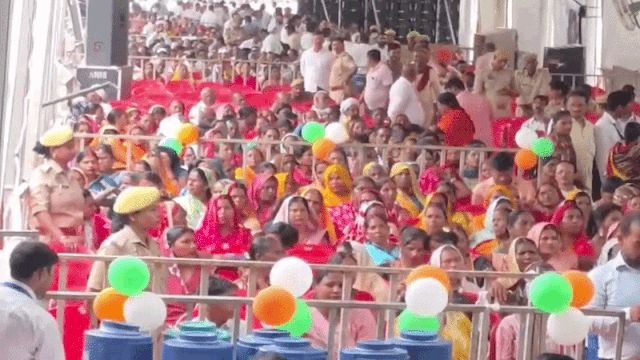कार्यक्रम स्थल पर उमड़ी भीड़