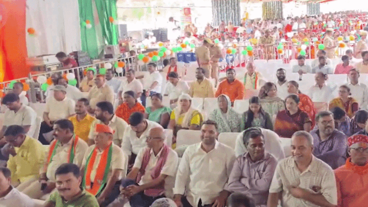 कार्यक्रम स्थल पर उमड़ी भीड़