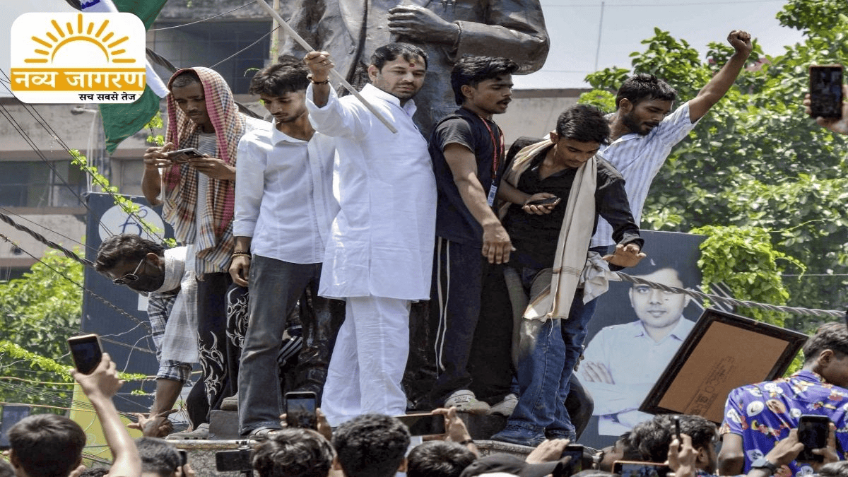 नीट पेपर लीक मामले में छात्रों ने किया उग्र प्रदर्शन, हिरासत में लिए गए तेज प्रताप यादव