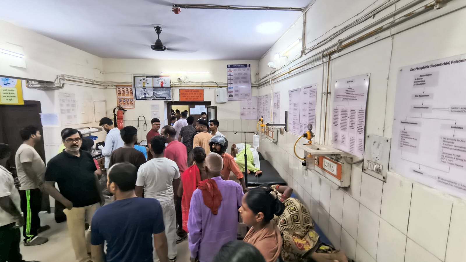 घटना के बाद घायलों के परिजन जिला अस्पताल के इमरजेंसी वार्ड में पहुंचे।