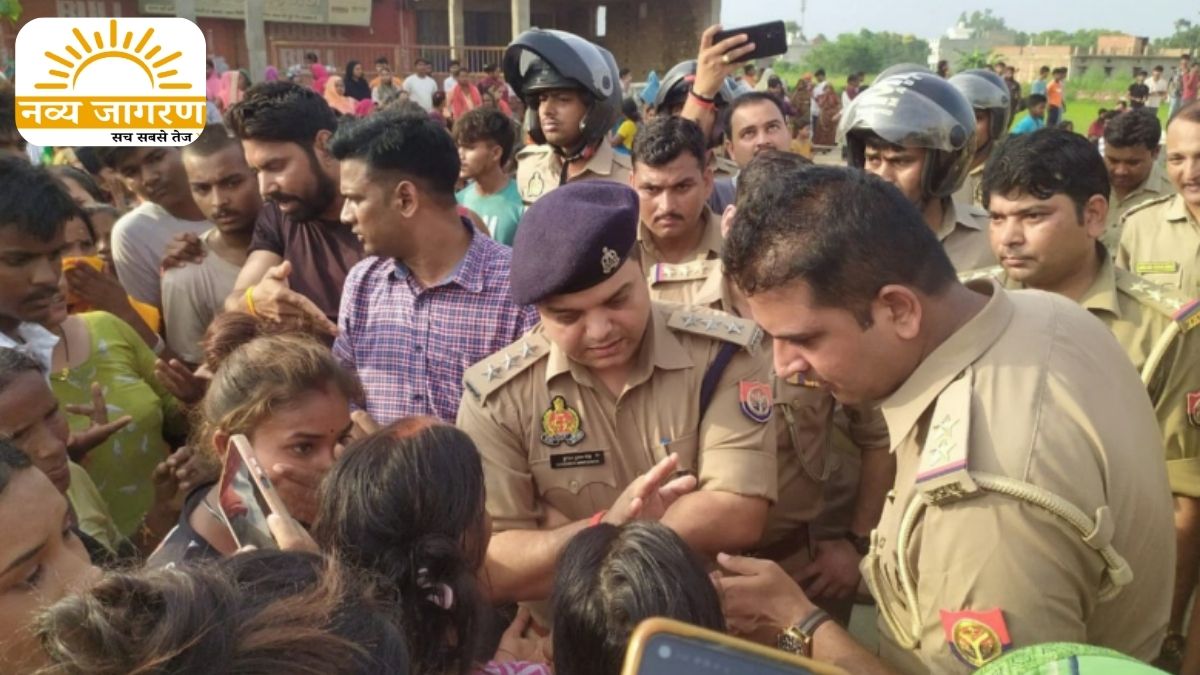 परिजनों ने सड़क पर शव रखकर किया प्रदर्शन, आरोपियों की गिरफ्तारी के साथ आर्थिक सहायता की मागं