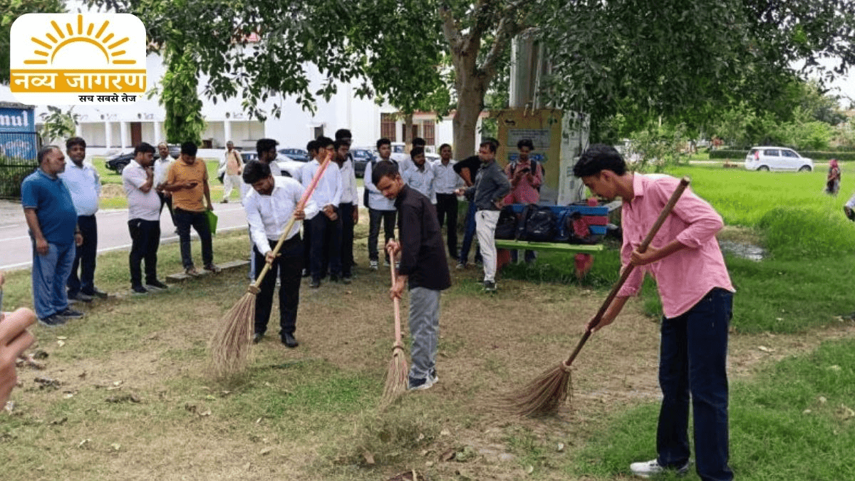 NSS स्वयंसेवकों ने श्रमदान कर दिया संदेश, छात्रों ने की सफाई