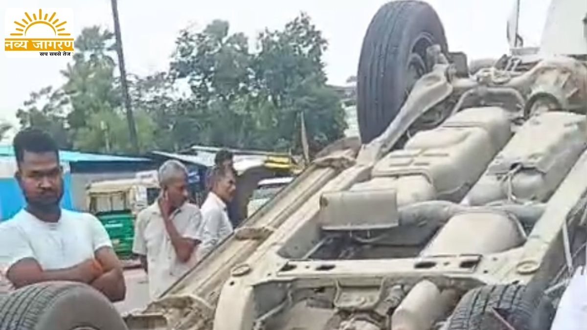 भीषण टक्कर में एक व्यक्ति घायल, टक्कर के बाद सड़क पर पलटी गाड़ी 