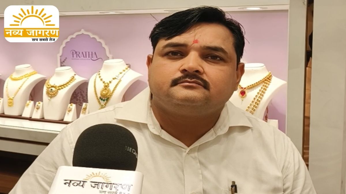 पीएनजी ज्वैलर्स में कुंदन-पोलकी मेले के शुभारंभ के मौके पर मैनेजर विशाल चौबे ने मीडिया से बातचीत में ऑफर्स की जानकारी दी।