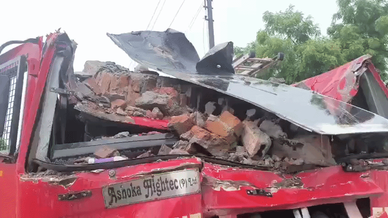 दीवार और बीम गिरने से दो फायरकर्मियों की मौत, तीन घायल