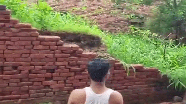 पुरानी जर्जर ईंट की दीवार गिरने से हुआ हादसा, तीन की हालत गंभीर