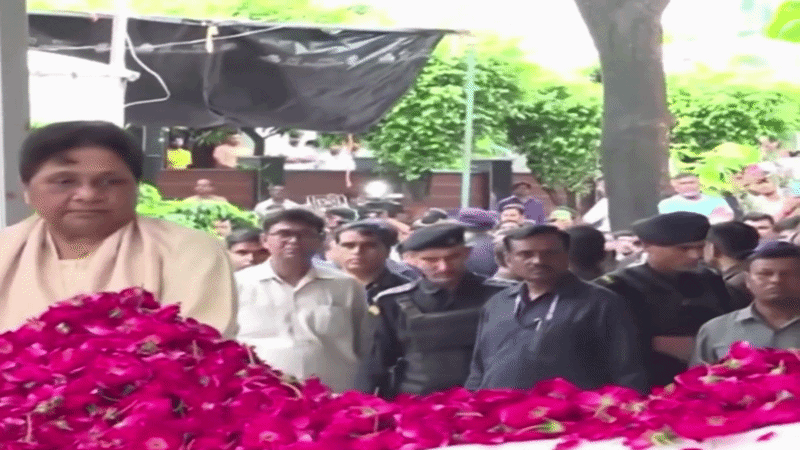 मायावती ने दी श्रद्धांजलि, दिल्ली में चल रहा था कैंसर का इलाज