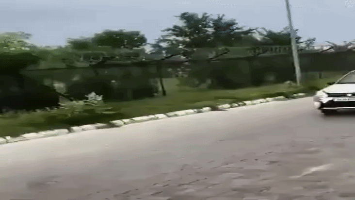 जवानों के रोकने पर वाहन चढ़ाने का किया प्रयास, छह थानों की पुलिस ने चलाया सर्च ऑपरेशन