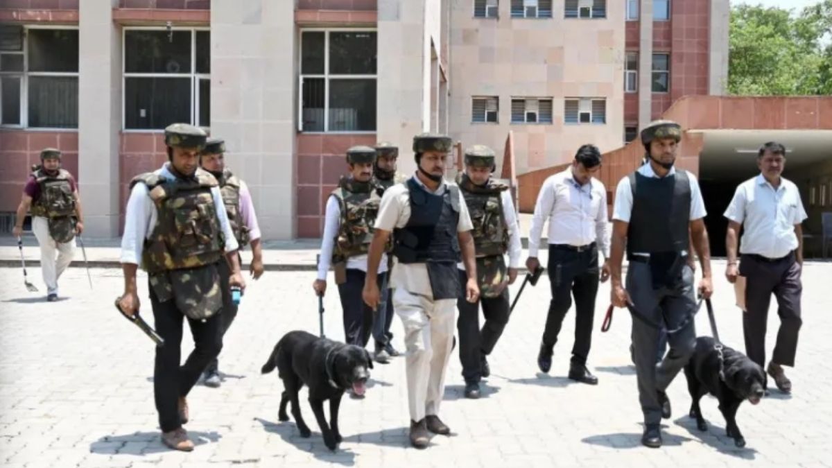 डॉग स्क्वायड ने खंगाले परिसर, सुरक्षा एजेंसियों ने शुरू की जांच