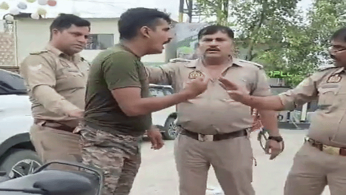 दरोगा से की हाथापाई, वर्दी फाड़ने का लगा आरोप