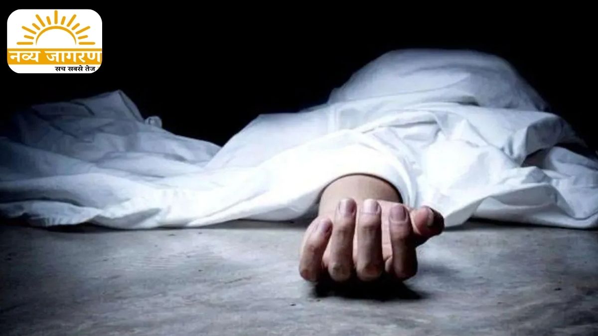 अनियंत्रित होकर पलटा मिक्सर ट्रक, वाहन में फंसे चालक की मौत