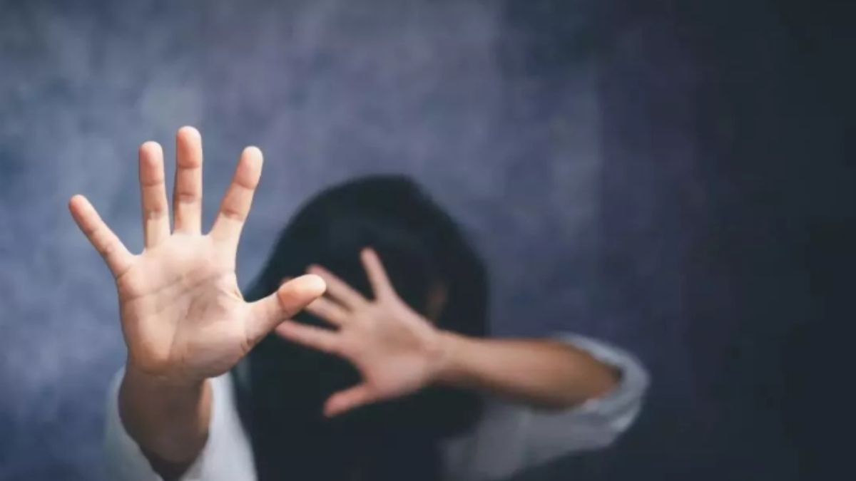 छात्रा को वॉट्सएप मैसेज कर जिम बुलाया, हाथ पकड़कर गोद में बैठाया