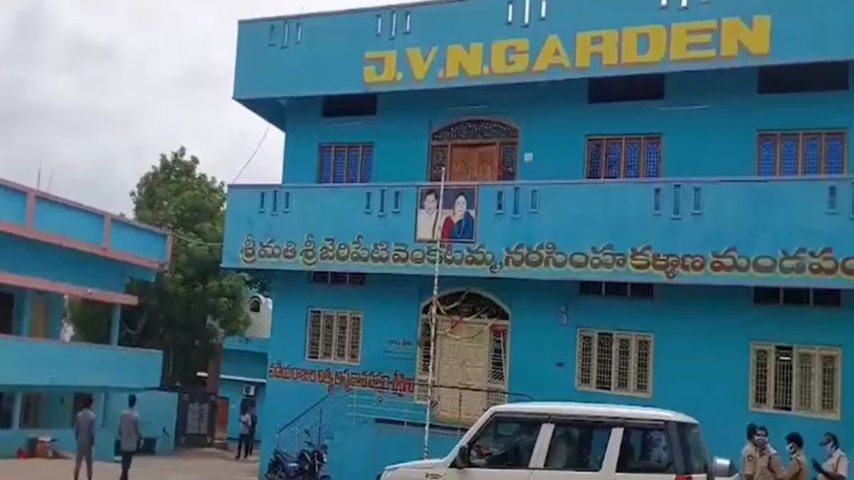 एक महीने से रेस्ट हाउस में थे, कमरे से बदबू आने पर खुला मामला