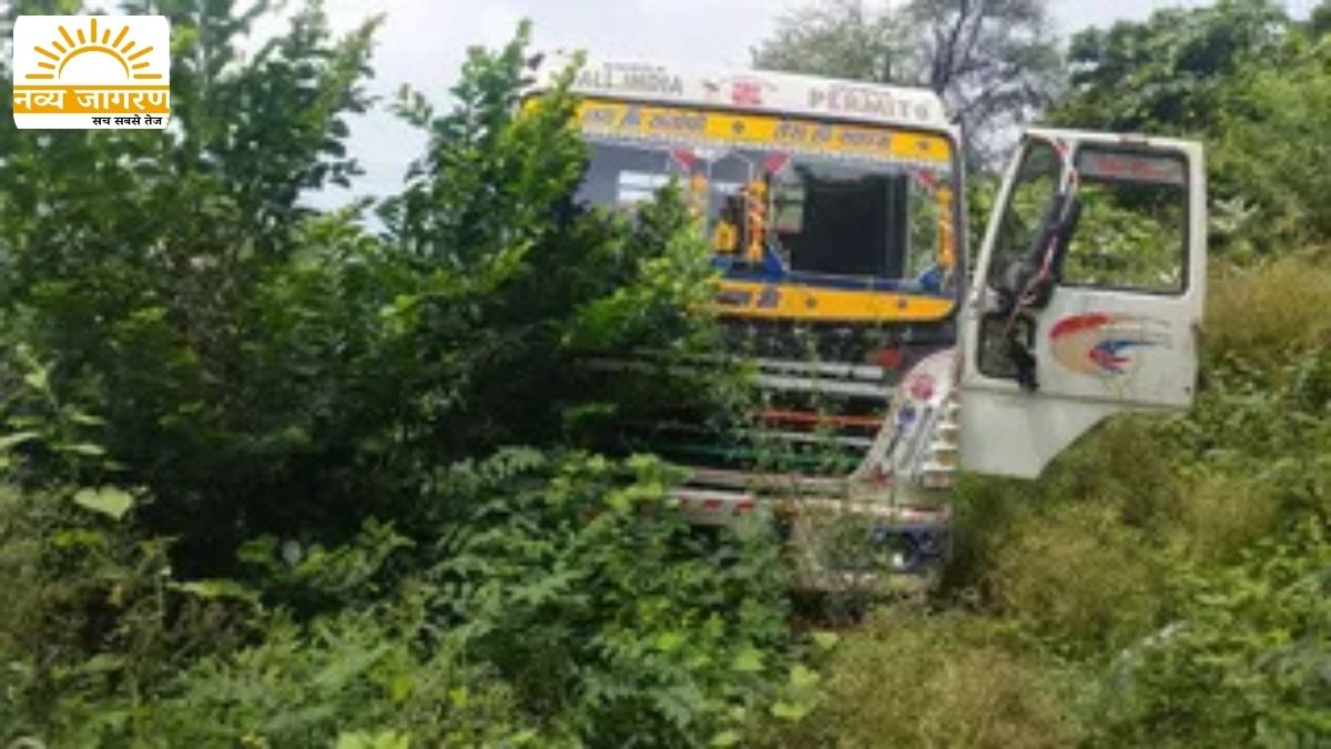 दो डंपरो की जोरदार टक्कर, तीन की हालत गंभीर