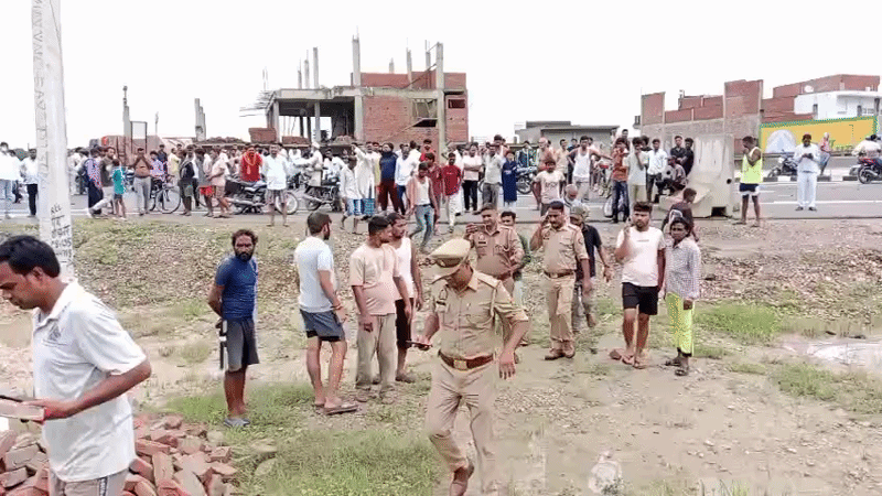 चारपाई पर पड़ा था धड़, बेटे की दवा लेने निकला था मृतक