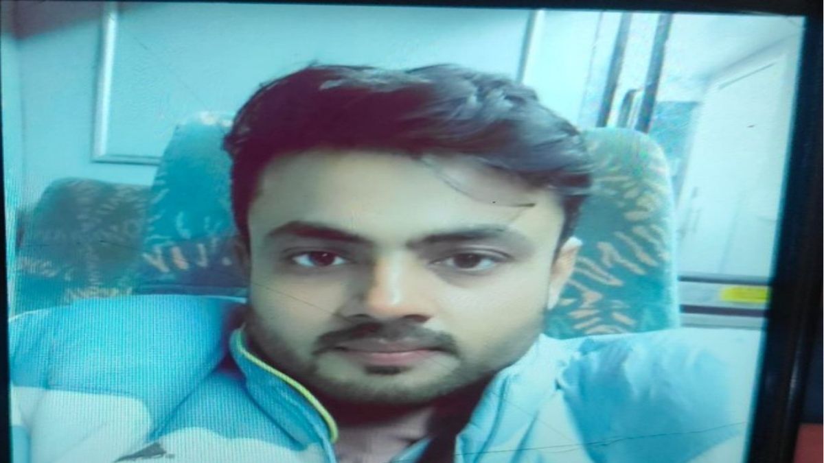 ट्रेन की चपेट में आने से दोनों पैर कटे, घायल अवस्था में खुद मांगी मदद