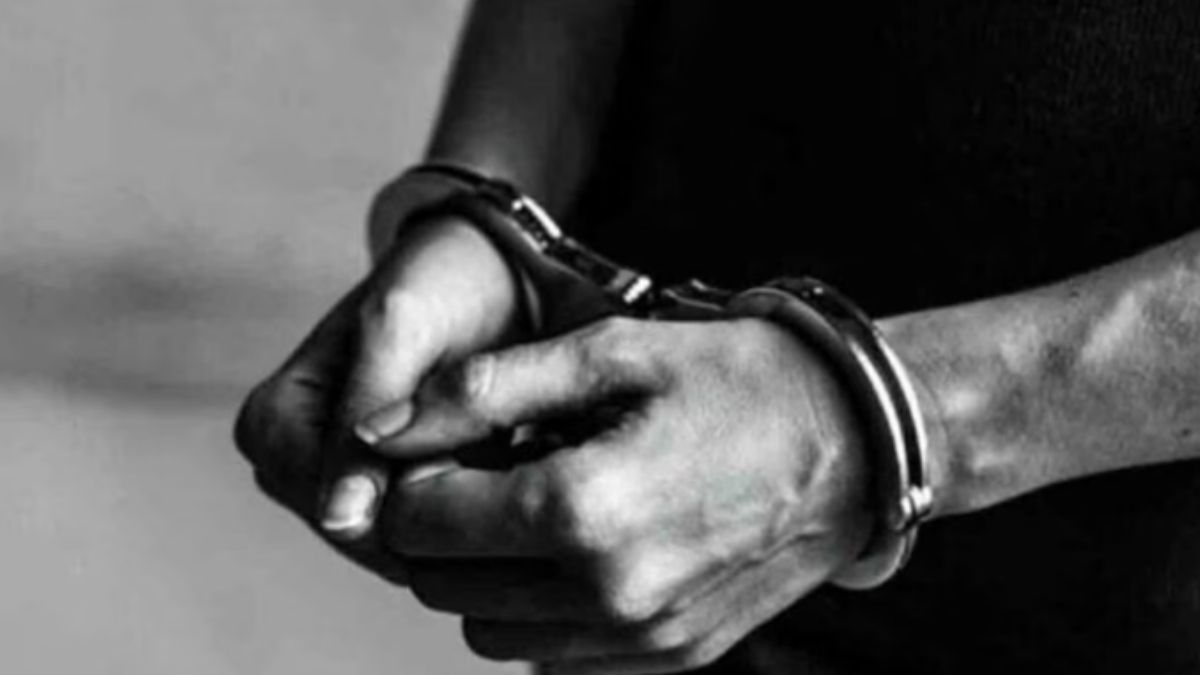 प्रेमिका को दिया आईफोन, पिता ने पुलिस को सौंपा