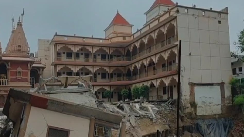खोदाई से दरकी नींव, 12 कमरों का भवन मलबे में बदला