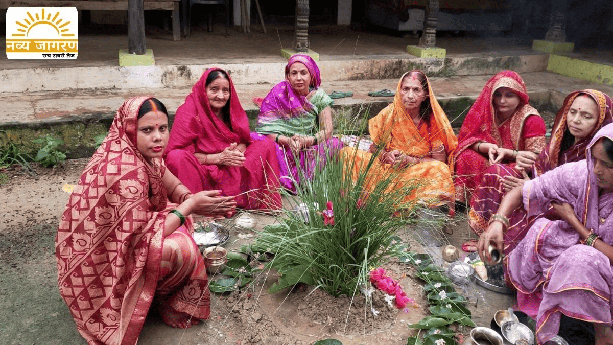 कुश में बाधीं गांठ, परिवार की सुख समृद्धि के लिये की कामना
