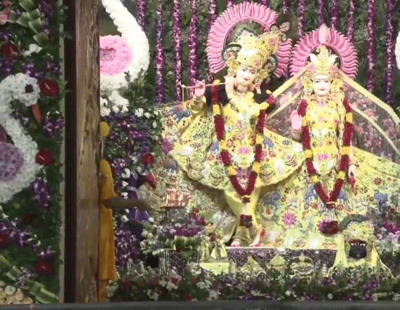 मंगला आरती में उमड़ी श्रद्धालुओं की भीड़, रात 12 बजे होगा कान्हा का जन्म
